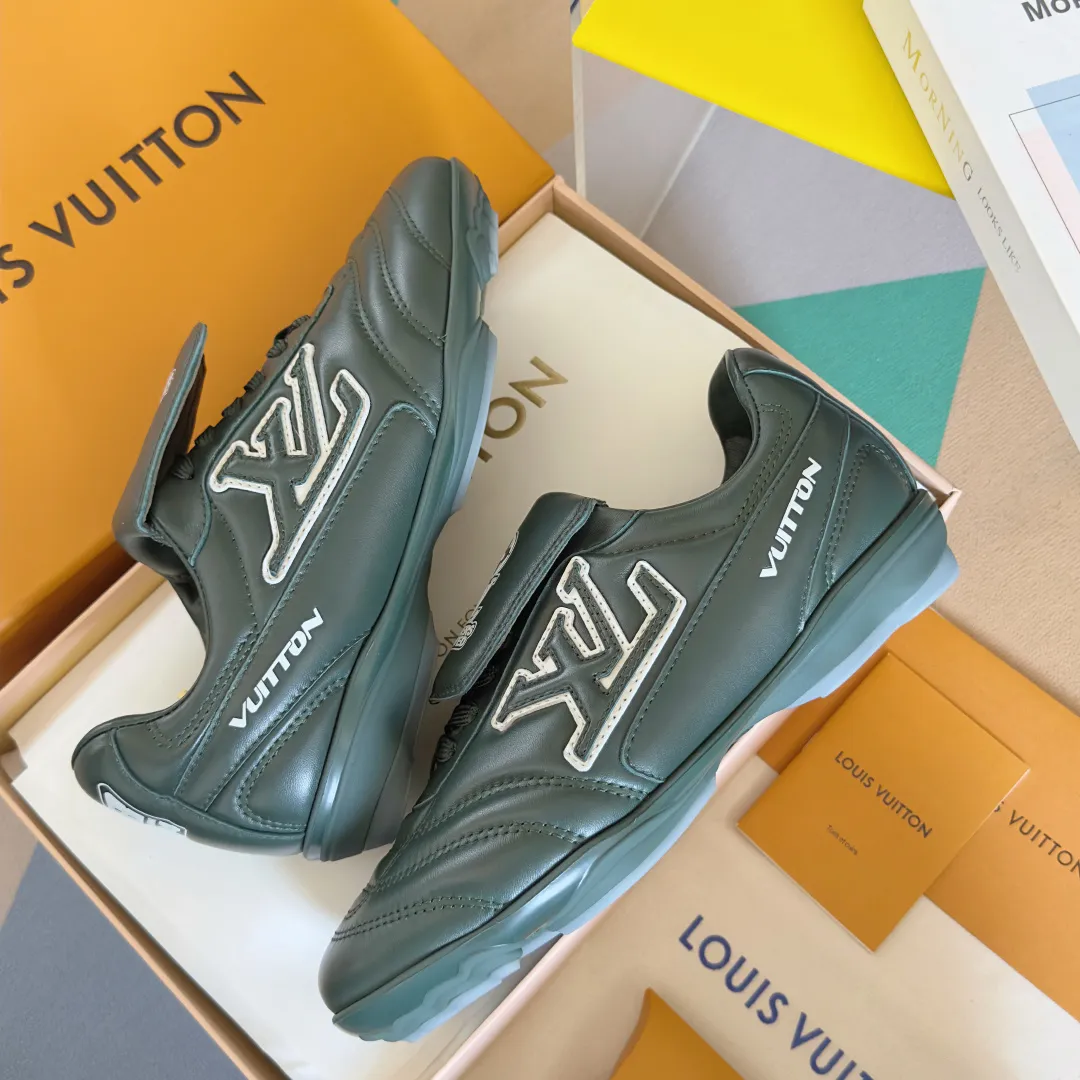 Top version: Couple model 640💰 LV Louis Vuitton L house Donkey brand latest Footprint series Couple model football sneakers casual running shoes original purchase development and production This Footprint Soccer sneaker was unveiled in the 2025 spring and summer series fashion show. It is the first sneaker designed by Pharrell Williams inspired by football shoes. The shoes are inspired by football, a sport that spans generations and cultures, echoing the 2025 spring and summer series fashion show's theme of unity and universal participation. The shoe is famous for its sleek design, with the dynamic IV Initials logo embellished on the side, the tongue embellished with the Lvers United badge inspired by the football team, and the foot pattern rubber sole decorated with multiple Louis Vuitton logos. Exquisitely packaged at the delivery counter🛍📦 ▪️Material: Original imported first-layer cowhide ▪️Lining: Original custom-made soft sheepskin lining ▪️Sole: Original open-molded two-color TPU combination sole ▪️Sole thickness: 3.5CM ▪️Size: Women’s 35-41 / Men’s 39-45